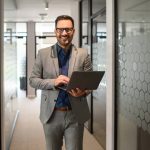 Un SEO avocat Lyon ne se limite pas à générer du trafic : il multiplie la crédibilité d’un cabinet par trois grâce à la visibilité, le contenu